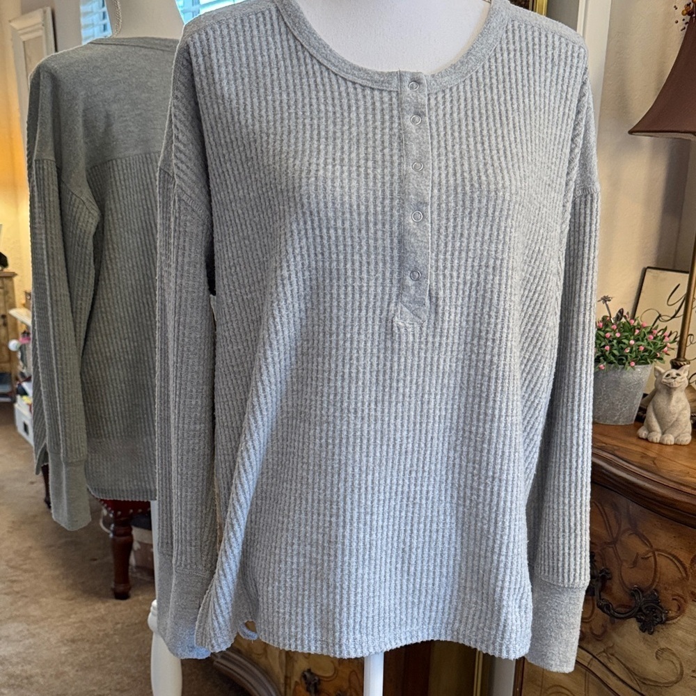 Olive & Oak Gray Waffle Knit Long Sleeve Top